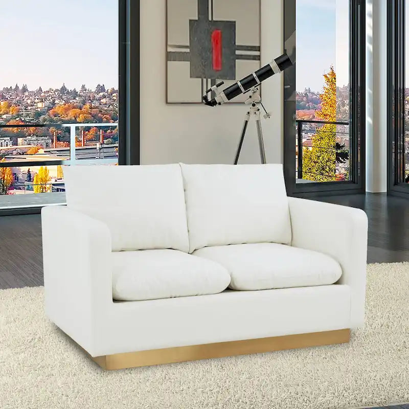 Causeuse moderne en cuir avec base dorée et coussins