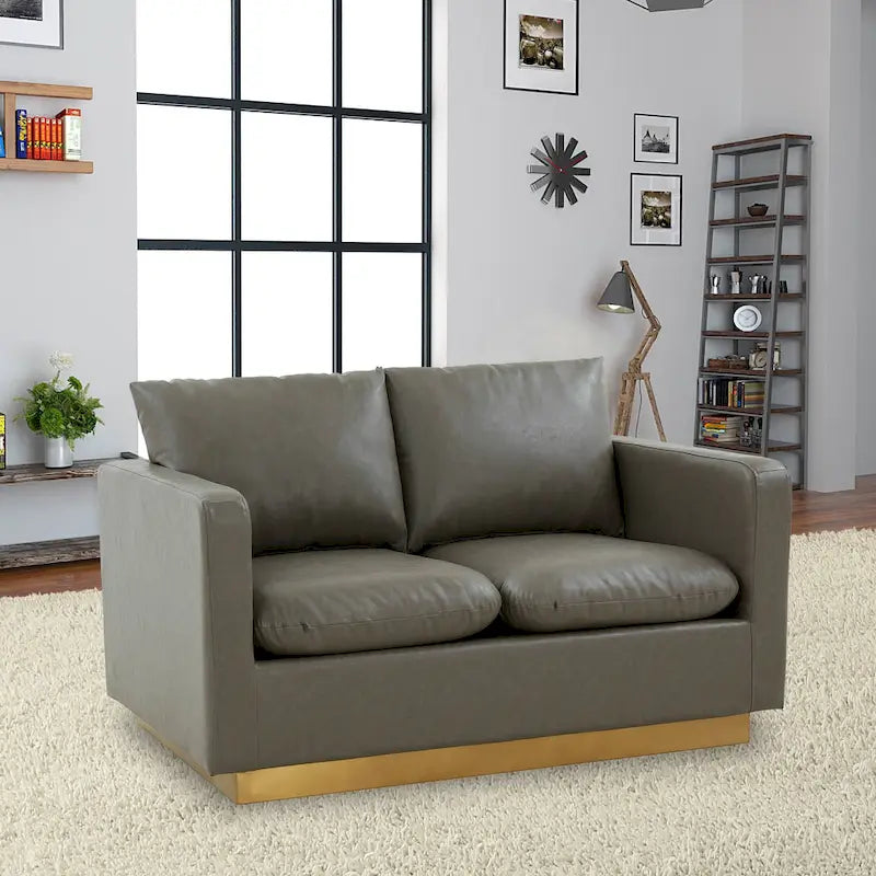 Causeuse moderne en cuir avec base dorée et coussins