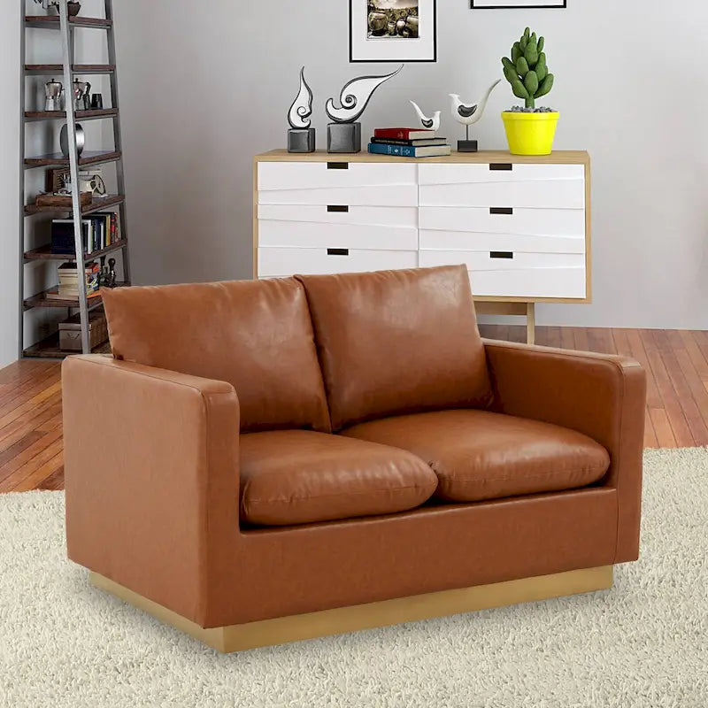 Causeuse moderne en cuir avec base dorée et coussins