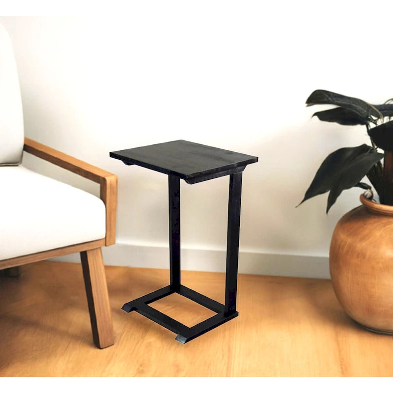Tavolino laterale a forma di C in legno massello di acacia per divano, design salvaspazio per ambienti piccoli