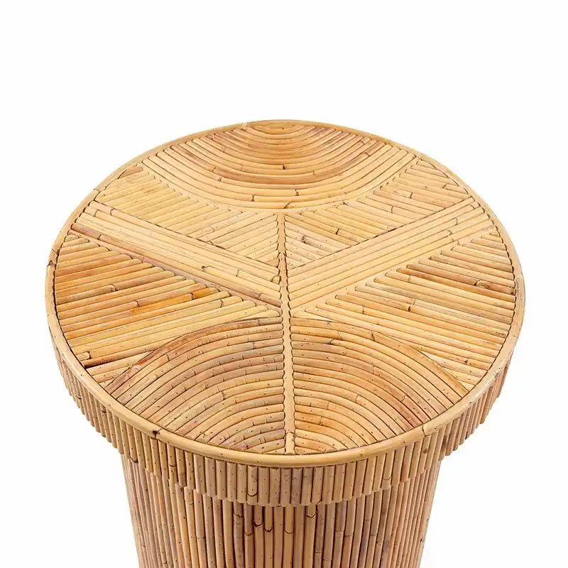 Tavolino laterale in rattan con struttura intrecciata naturale e design compatto