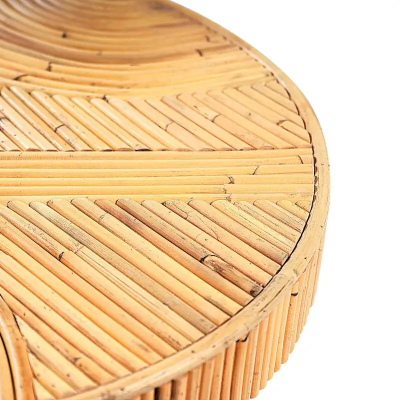 Tavolino laterale in rattan con struttura intrecciata naturale e design compatto