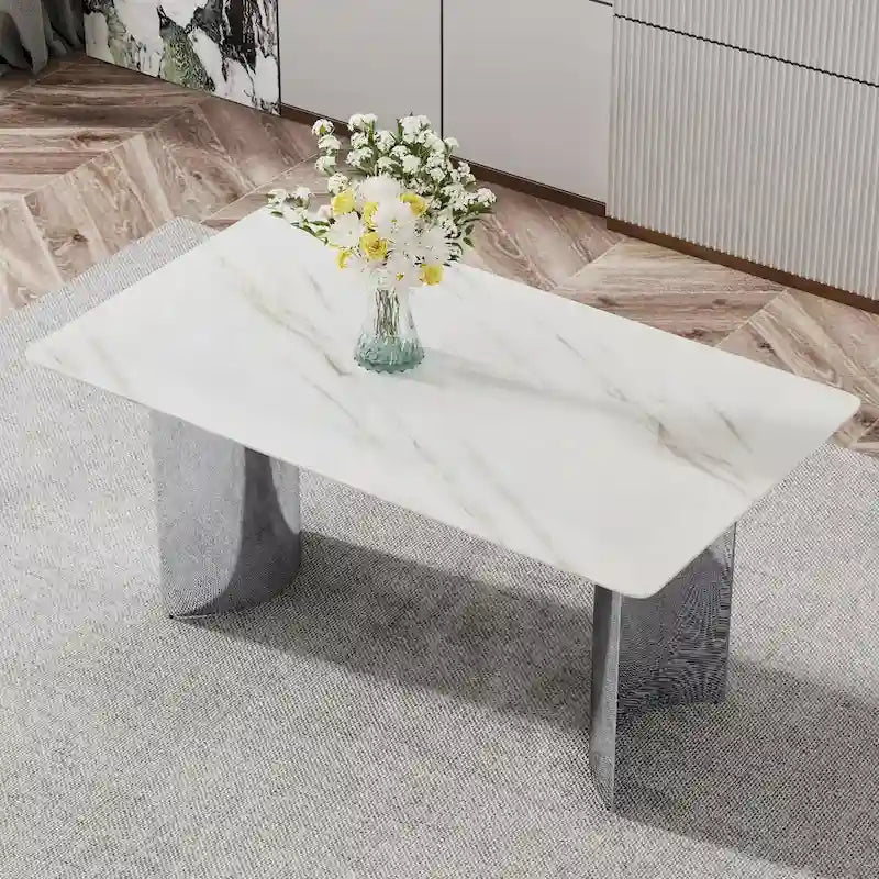 Moderní minimalistický jídelní stůl se skleněnou deskou s vzhledem bílého mramoru