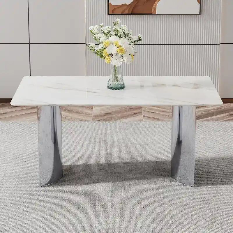 Moderní minimalistický jídelní stůl se skleněnou deskou s vzhledem bílého mramoru