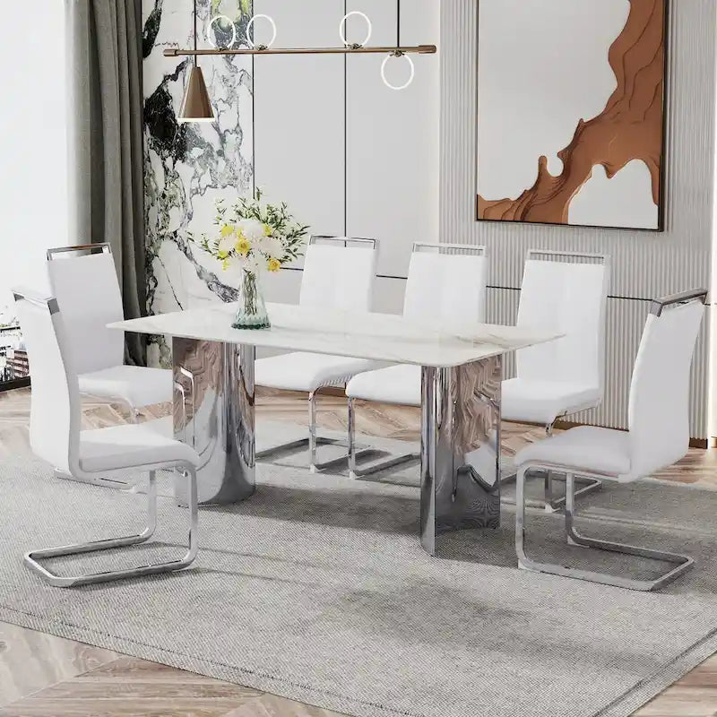 Moderní minimalistický jídelní stůl se skleněnou deskou s vzhledem bílého mramoru