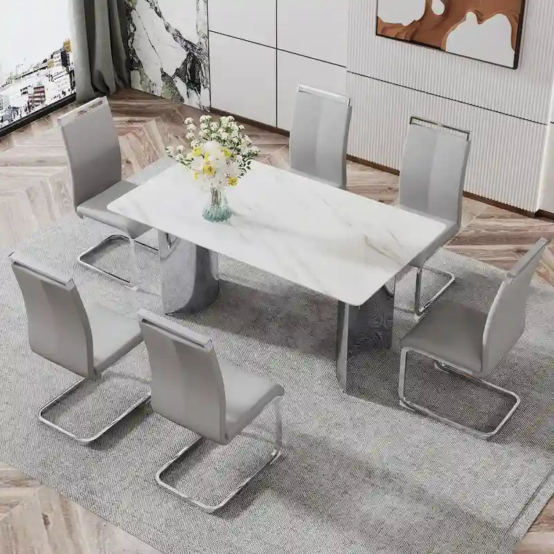 Moderní minimalistický jídelní stůl se skleněnou deskou s vzhledem bílého mramoru